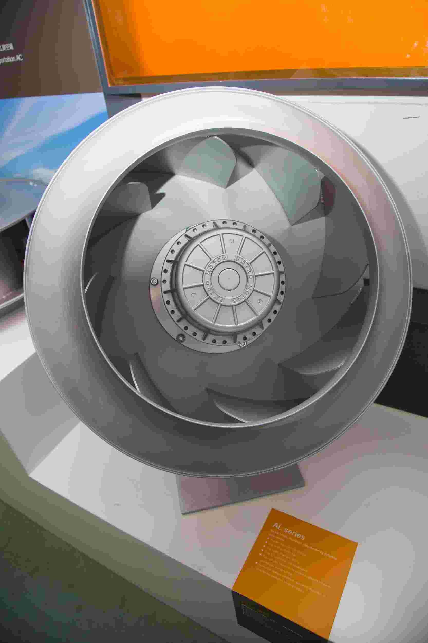 355mm Backward Curved Fan Single Phase 4 Pole External Rotor Fan